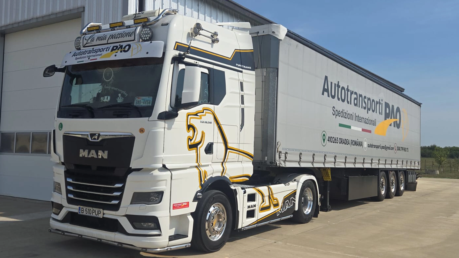 camion Man si semiremorca inscriptionate cu datele firmei