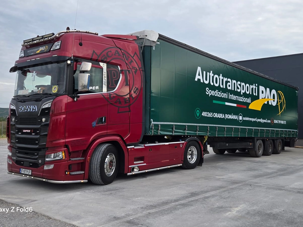 camion Scania si semiremorca cu prelata inscriptionate cu datele firmei
