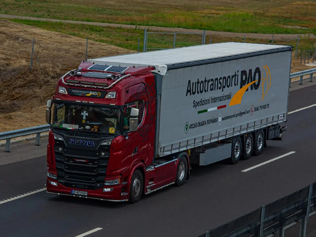 ansamblu camion si semiremorca apartinand firmei Autotransporti Pao