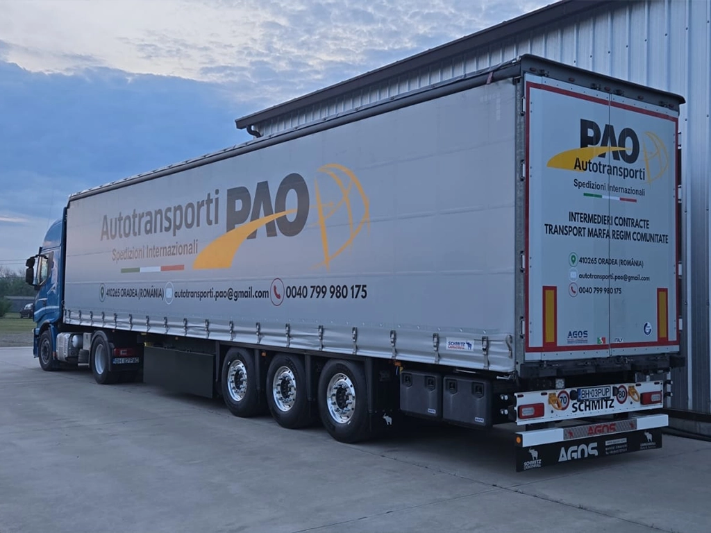 semiremorca inscriptionata cu datele de contact si numele firmei Autotransporti Pao