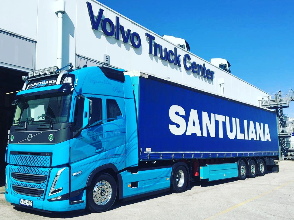 camion Volvo si semiremorca pregatite de transport marfuri
