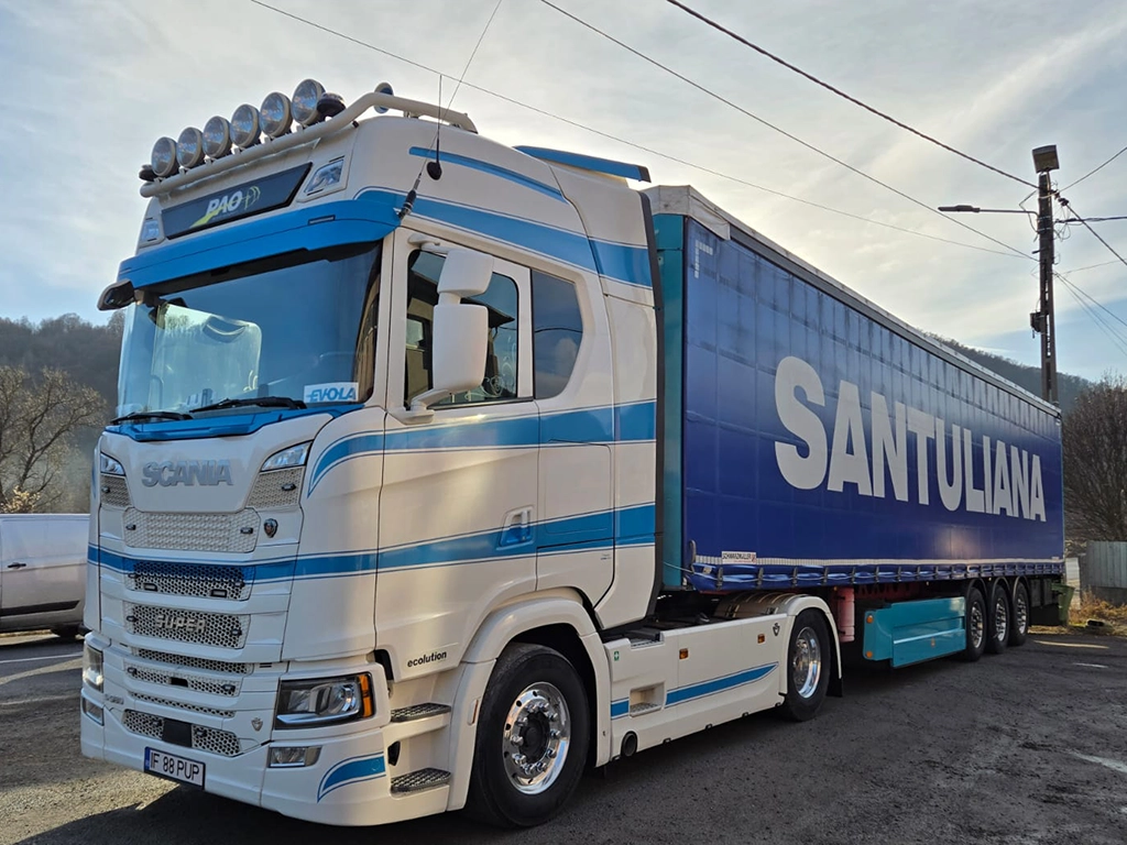 camion Scania pregatit de transport