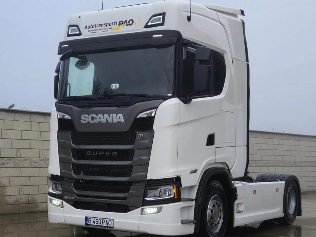 camion Scania inscriptionat cu logo-ul firmei Autotransporti Pao