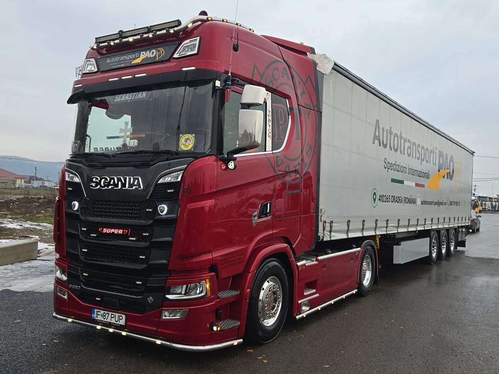 camion Scania si semiremorca cu prelata pregatite de transport marfuri international