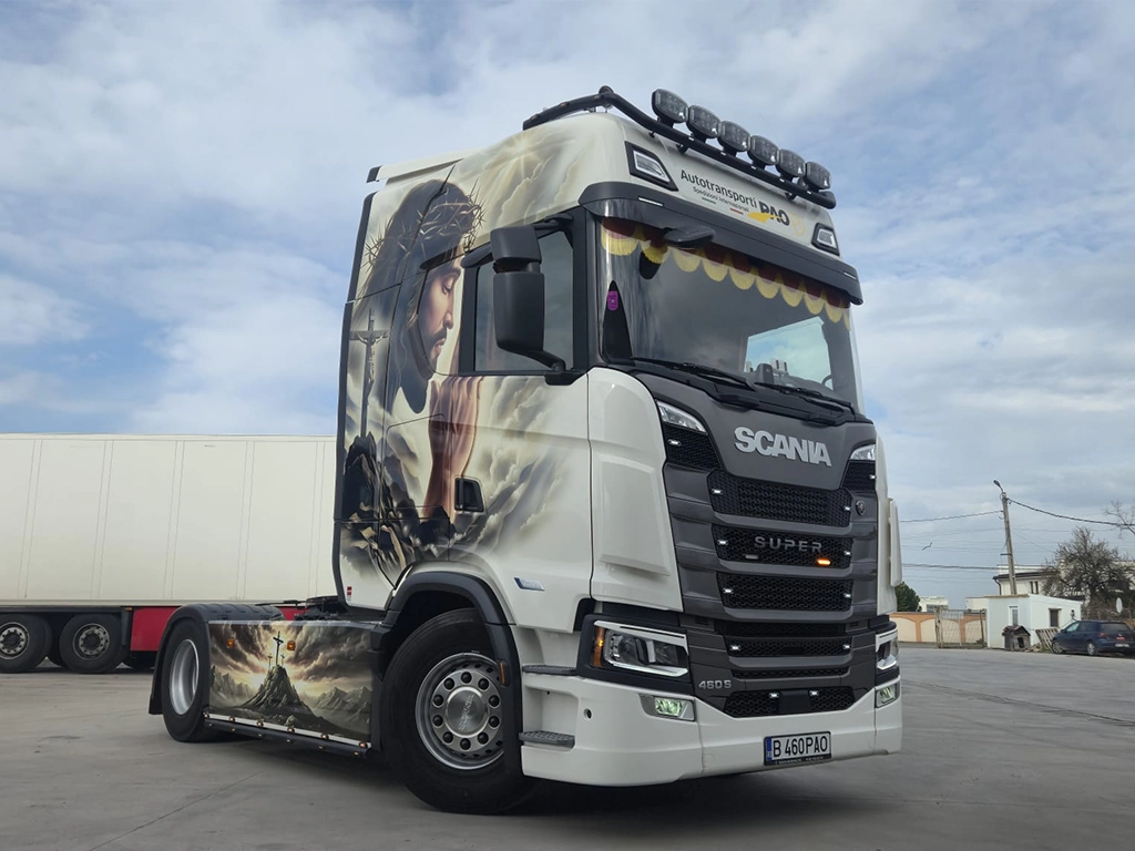 Camion Scania proaspat achizitionat si pictat cu o tema bisericeasca