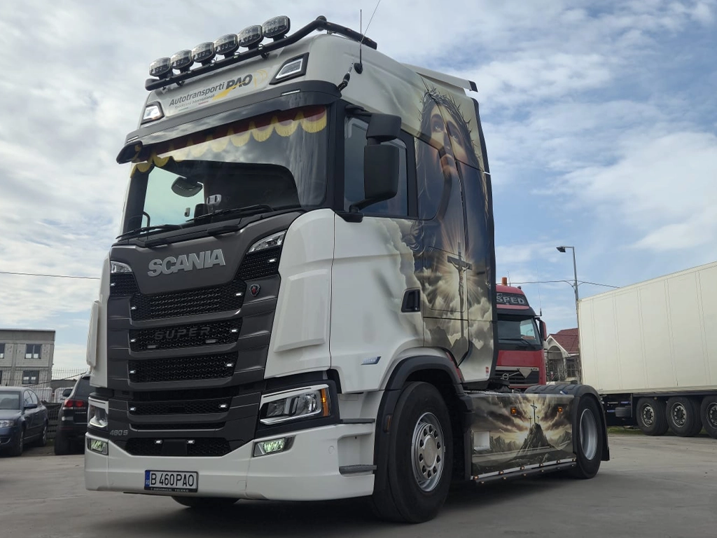 Camion Scania pictat cu chipul lui Iisus Hristos