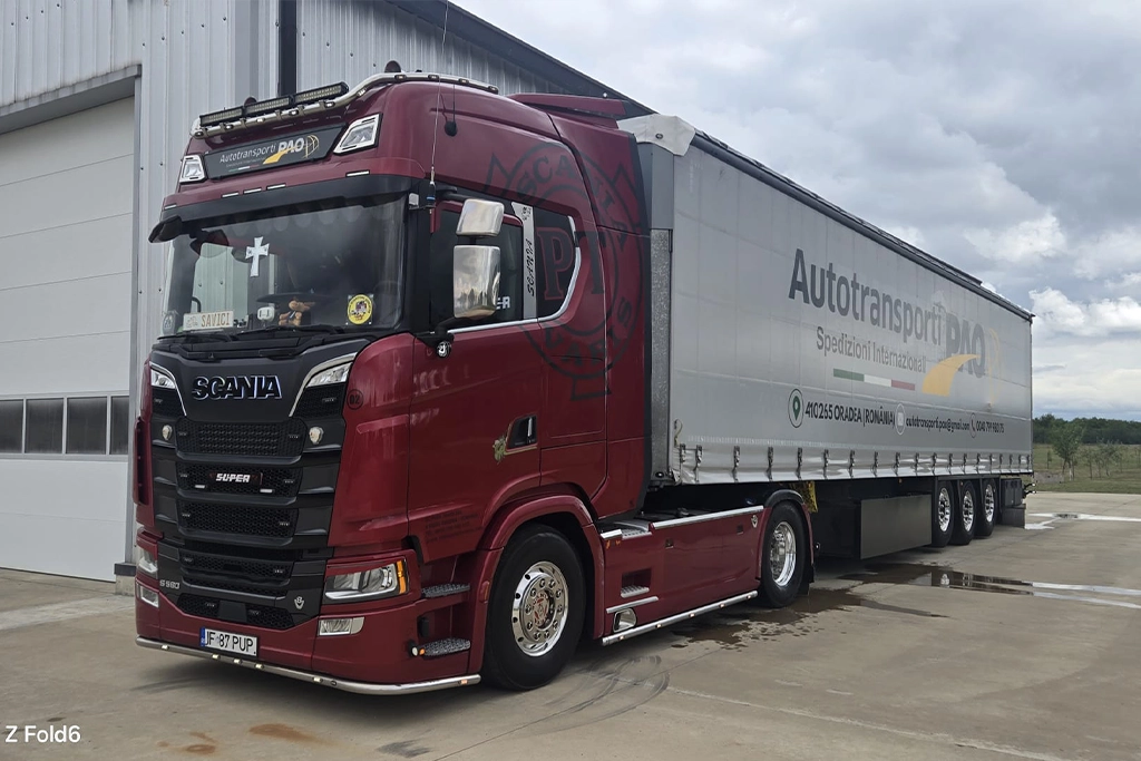 camion Scania si semiremorca din flota firmei Autotransporti Pao